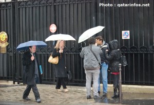 Attente devant l'ambassade 01