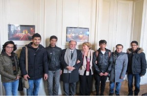 Quelques-uns des 15 étudiants qatariens de Tours, entourant l'ambassadeur de leur pays et Britta Vincent, de l'Institut de Touraine, lors du vernissage de mercredi. - (dr) 